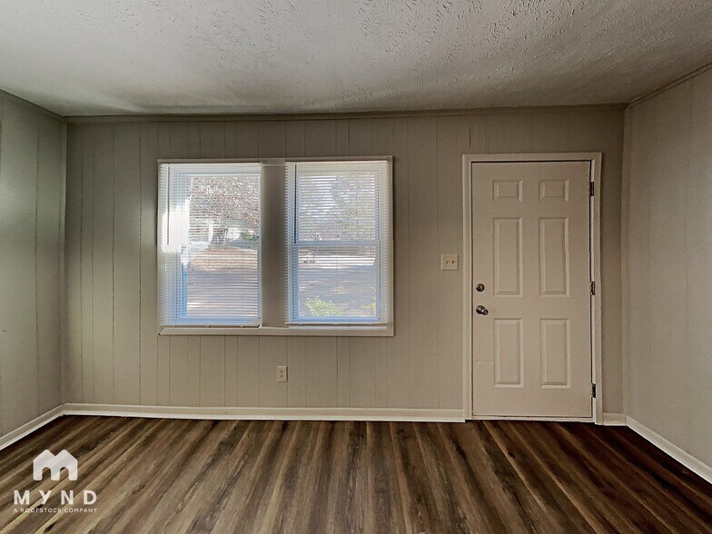 Building Photo - 6100 Shadow Glen Ct SW