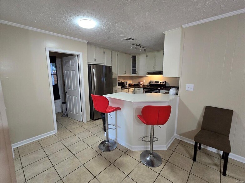 Building Photo - 6520 Pinebrook Dr