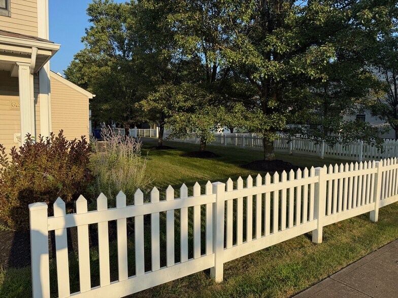 Side Yard - 6186 New Albany Rd W