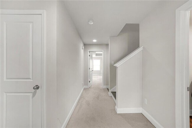 Building Photo - 791 Belrose Dr SE