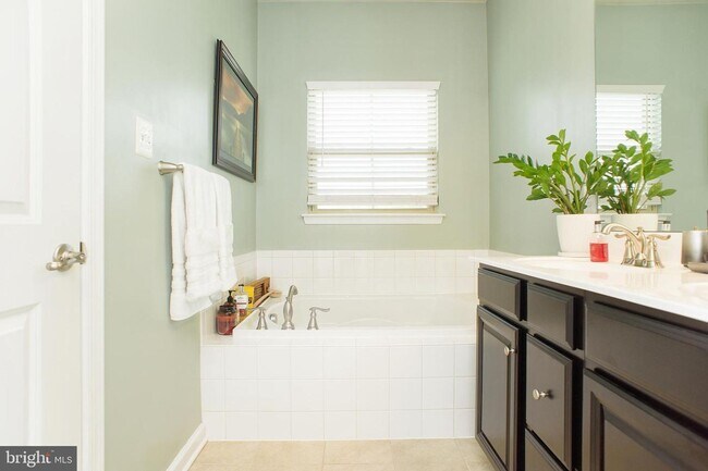 Building Photo - Stunning 3bd 2.5bth townhome in the Pondview community in Millersville.