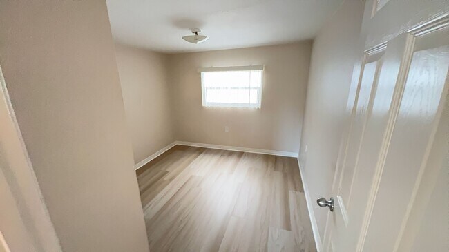 Building Photo - Regency Cove 55+ Gated Community - 2 bedroom won't last long, come See!!