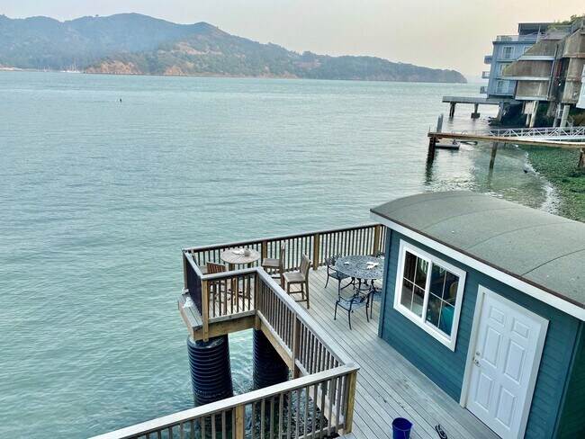 Building Photo - Stunning Waterfront 2 Bedroom Unit in Tibu...