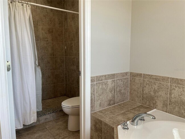 Building Photo - 4850 Poolside Dr
