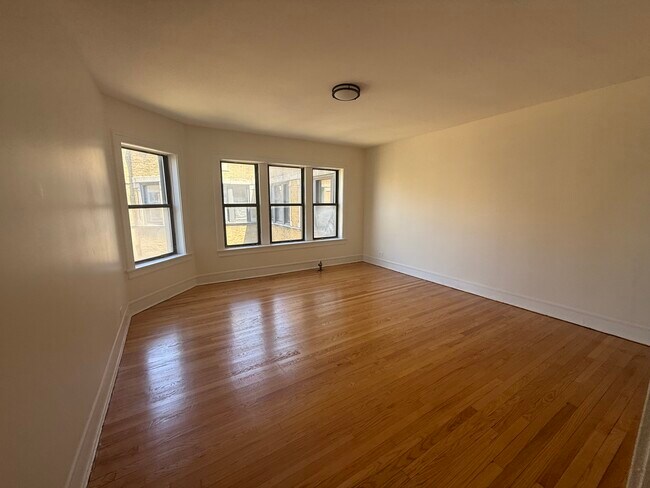 Building Photo - 7351 N Damen Ave