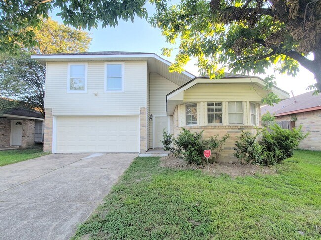Building Photo - 15215 Peachmeadow Ln