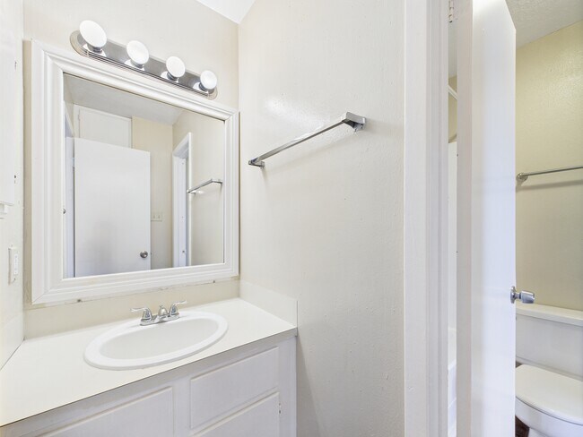 Building Photo - 800 San Pedro Dr