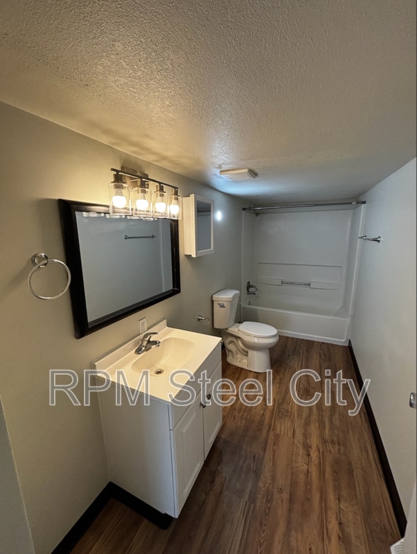 Building Photo - 927 E 1st St