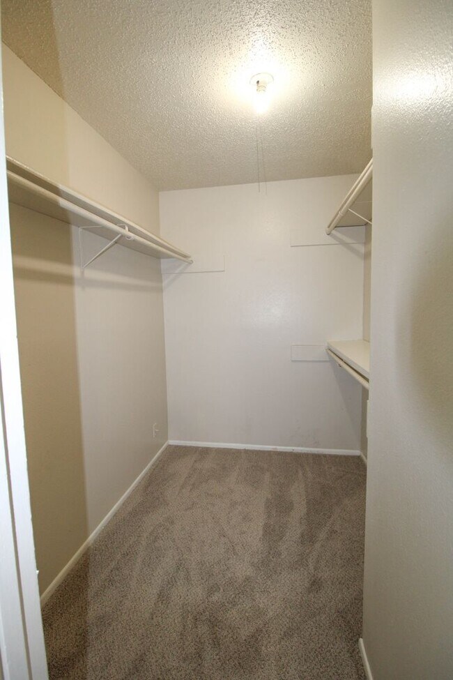Building Photo - 4724 Oakfield Way