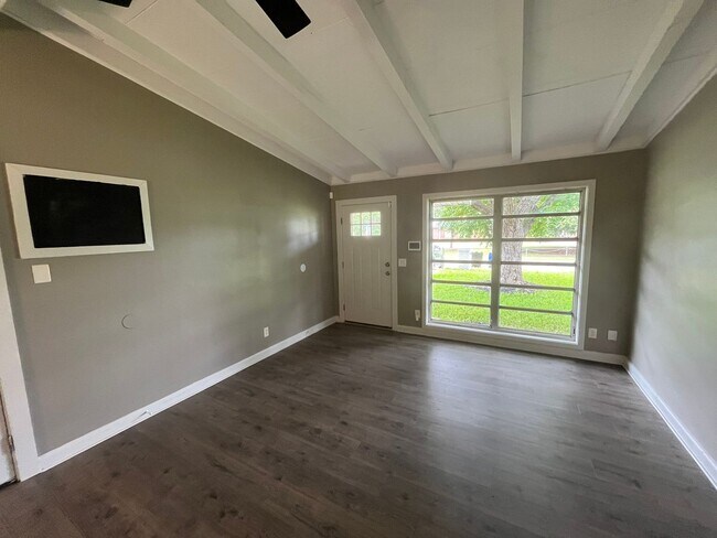 Building Photo - New On the Market!
