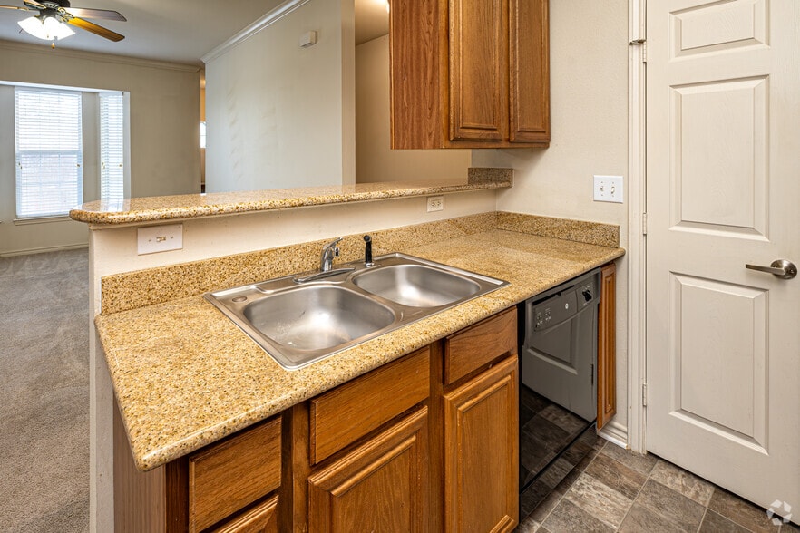 1BR, 1BA - 813SF - Kitchen - Reserve at Squirrel Run