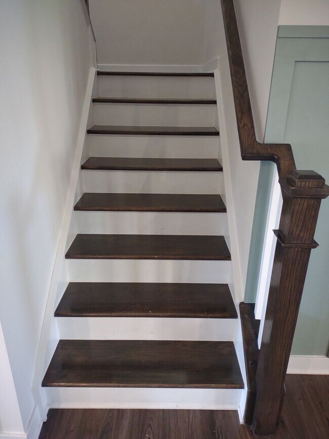 Building Photo - Superlative 6 Bedroom, 5 Bathroom Home in an Upscale Community!