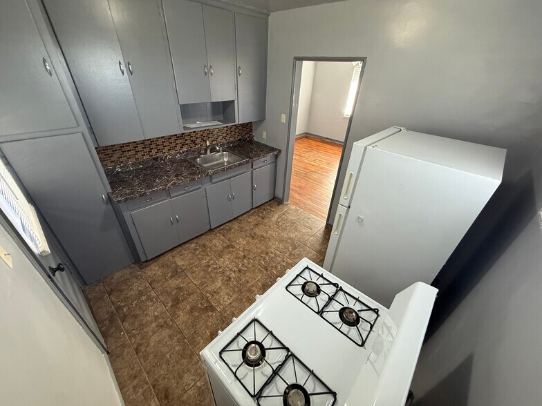 Kitchen - 2527 Fort Blvd