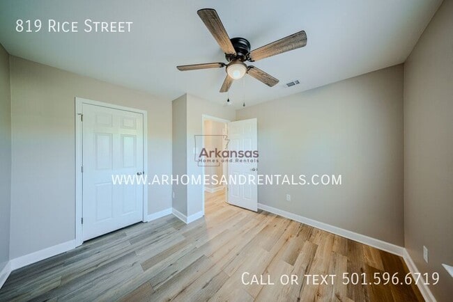 Building Photo - 819 Rice St