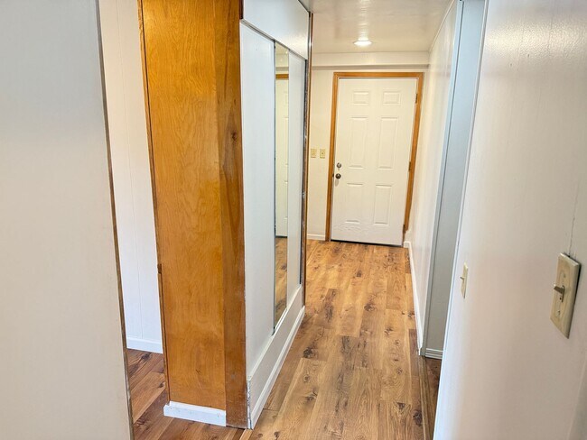 Building Photo - Huge 4 bedroom 2 bath house!