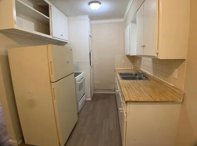 Building Photo - 1207 N Ross Ave