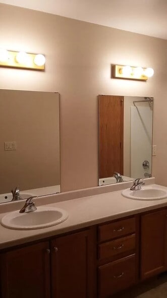 Double sink in upstairs bath - 2306 Oliver Lane