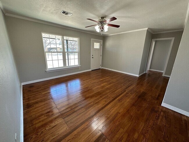 Building Photo - 2010 S Milam St