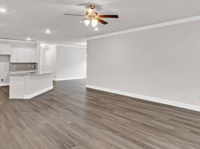 Building Photo - THREE CAR GARAGE in Resort Community