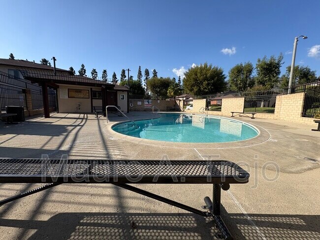 Building Photo - 1150 W Calle De Las Estrellas