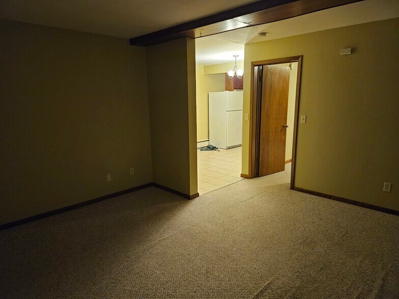 Building Photo - 829 Golf View Ln