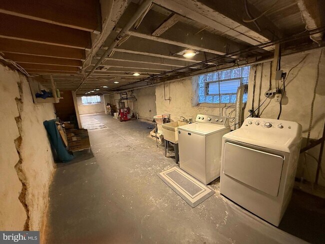 Building Photo - 3368 Vaux St