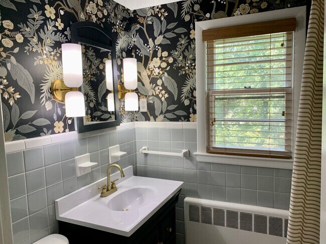 Building Photo - Short Term Furnished Rental -3 Bedroom Spl...