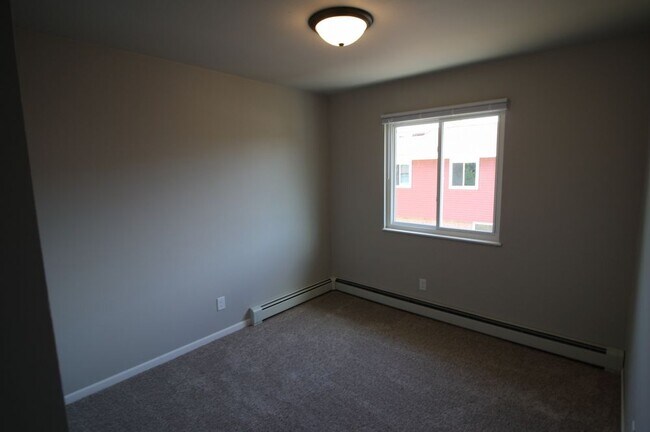 Building Photo - 3 Bedroom Townhouse