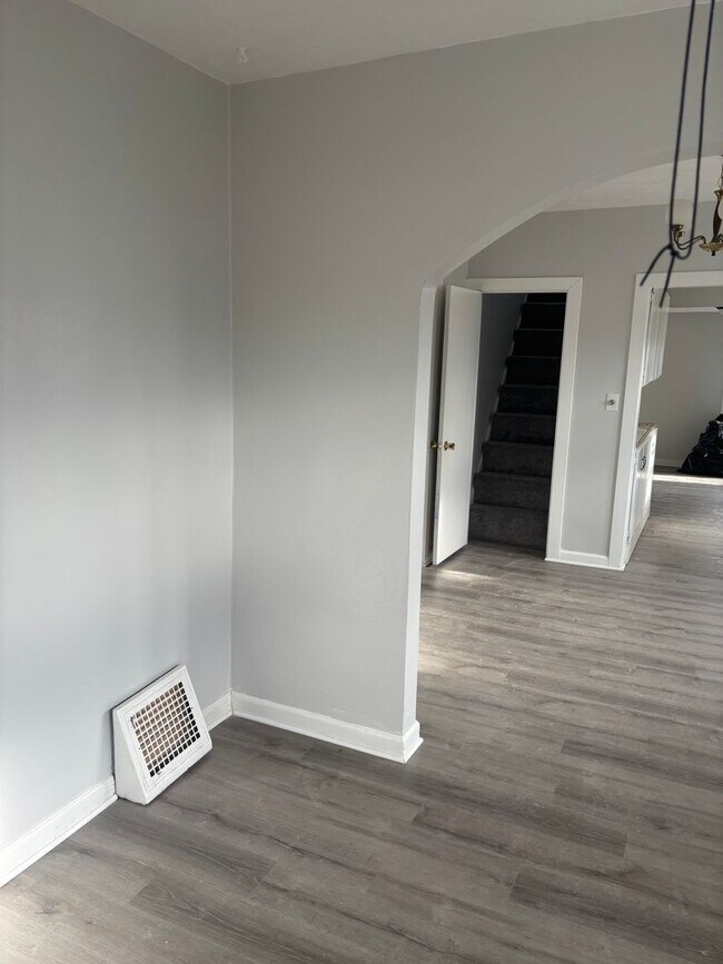 Building Photo - 624 N Lewis Ave