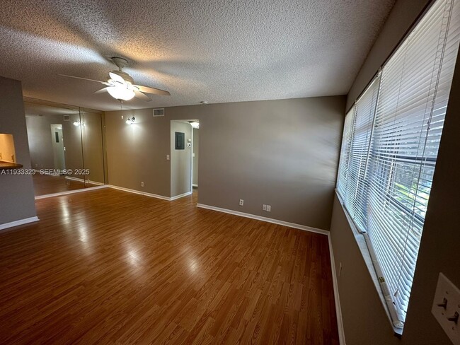 Building Photo - 1016 Twin Lakes Dr