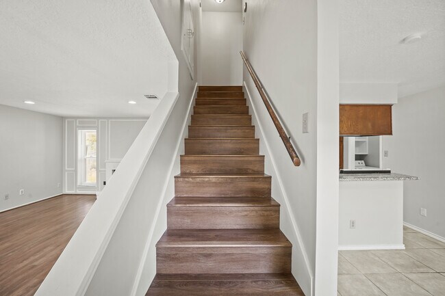 Building Photo - 10814 Sugar Hill Dr