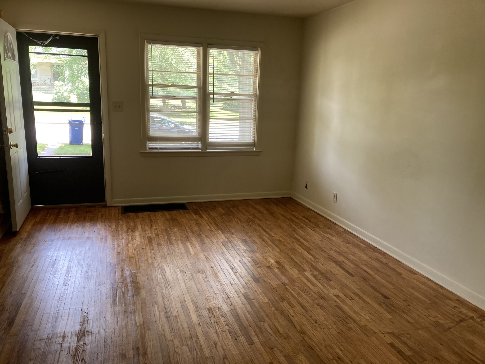 Building Photo - 1112 W Elm St