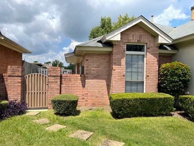 Building Photo - 1604 Queen Elizabeth Ct
