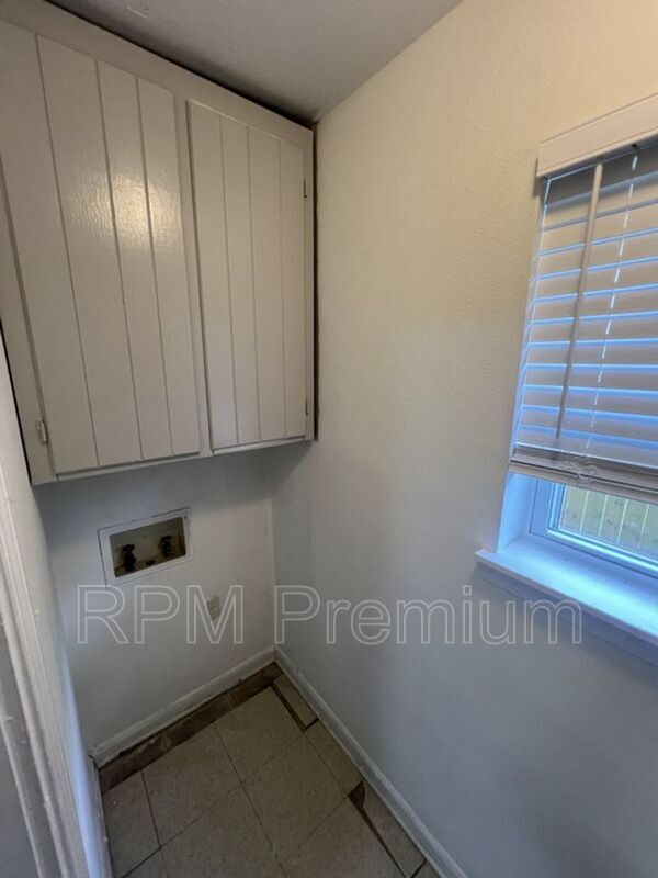 Building Photo - 2150 N Sherwood Forest Dr