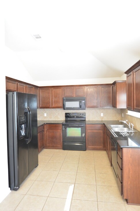 Building Photo - 7919 Woodbury Dr