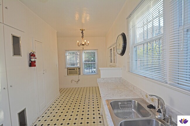 Building Photo - 5727 Carlton Way