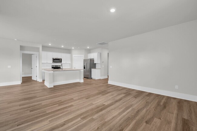 Building Photo - 514 Silky Oak Dr SE