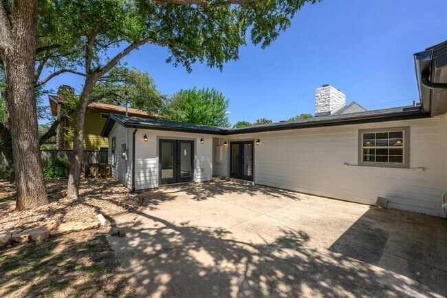 Building Photo - 303 Lakeway Dr