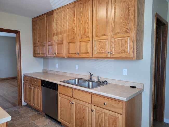 Kitchen - 128 E 17th St N