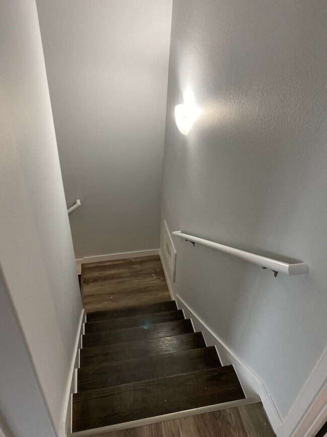 Building Photo - School Year Lease! 3 Bedrooms, 2.5 Bathrooms Townhouse near University of Arkansas - 1x Car Garag...
