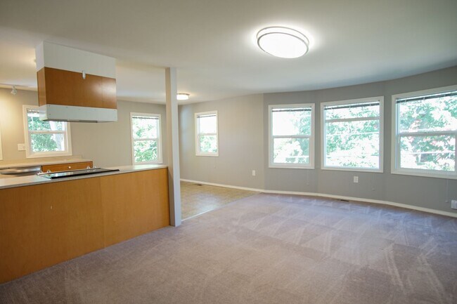 Building Photo - Delightful Rare Gem in SE Portland with Modern Amenities!