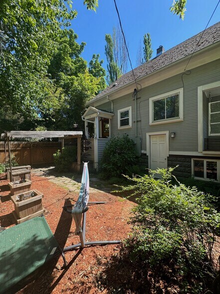 Building Photo - 634 NE 28th Ave