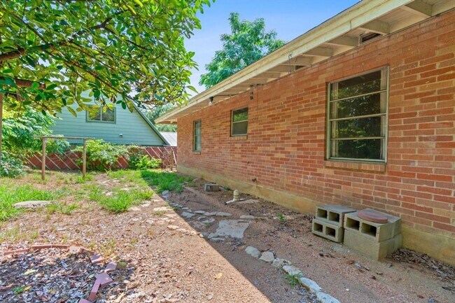 Building Photo - 2205-2205 Alta Vista Ave