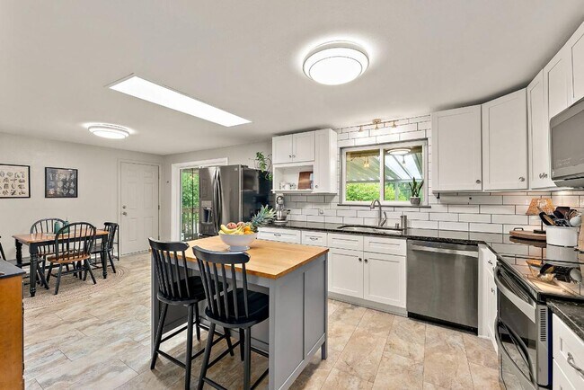 Building Photo - Spacious 4 Bed Lakewood Home w/ 2 Kitchens...