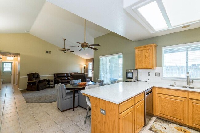 Building Photo - Updated 3/2 Cambridge Near Clovis North