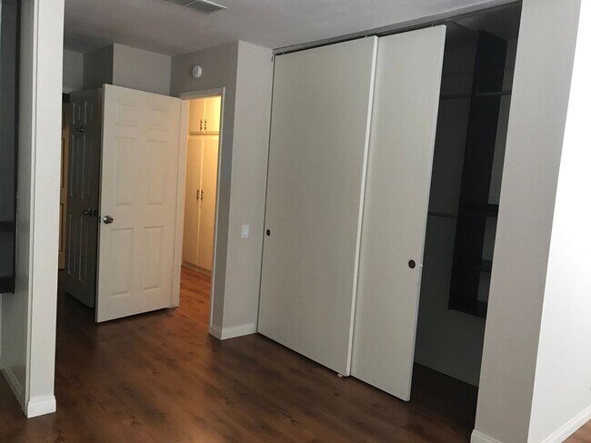 Building Photo - 2 BEDROOM/2BATH TOWN HOUSE STYLE CONDO IN ...