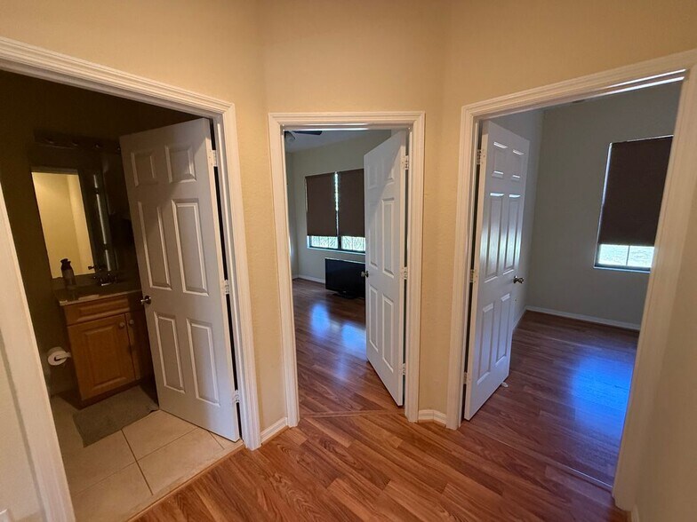 Building Photo - 1319 Clove Dr