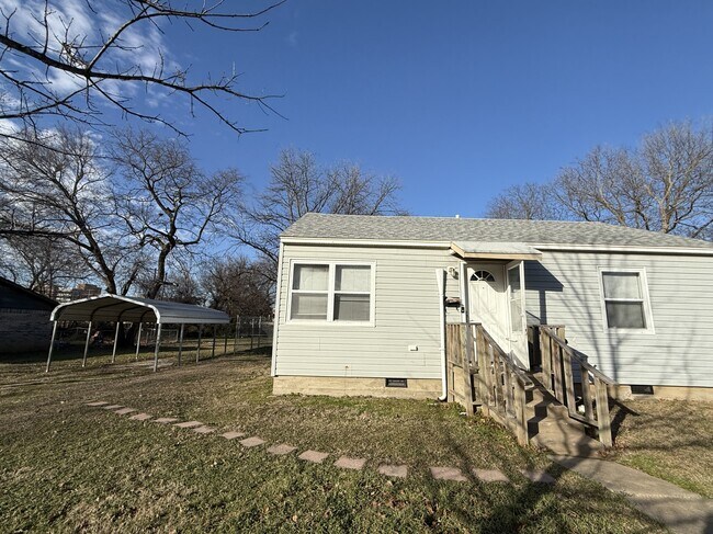 Building Photo - 709 11th Ave NW