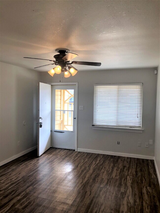 Building Photo - Cozy Two Bedroom Duplex