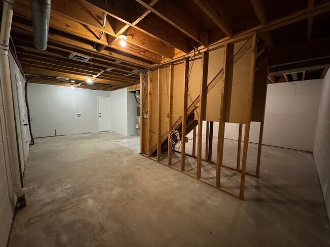 Building Photo - 2205 Hathaway Dr